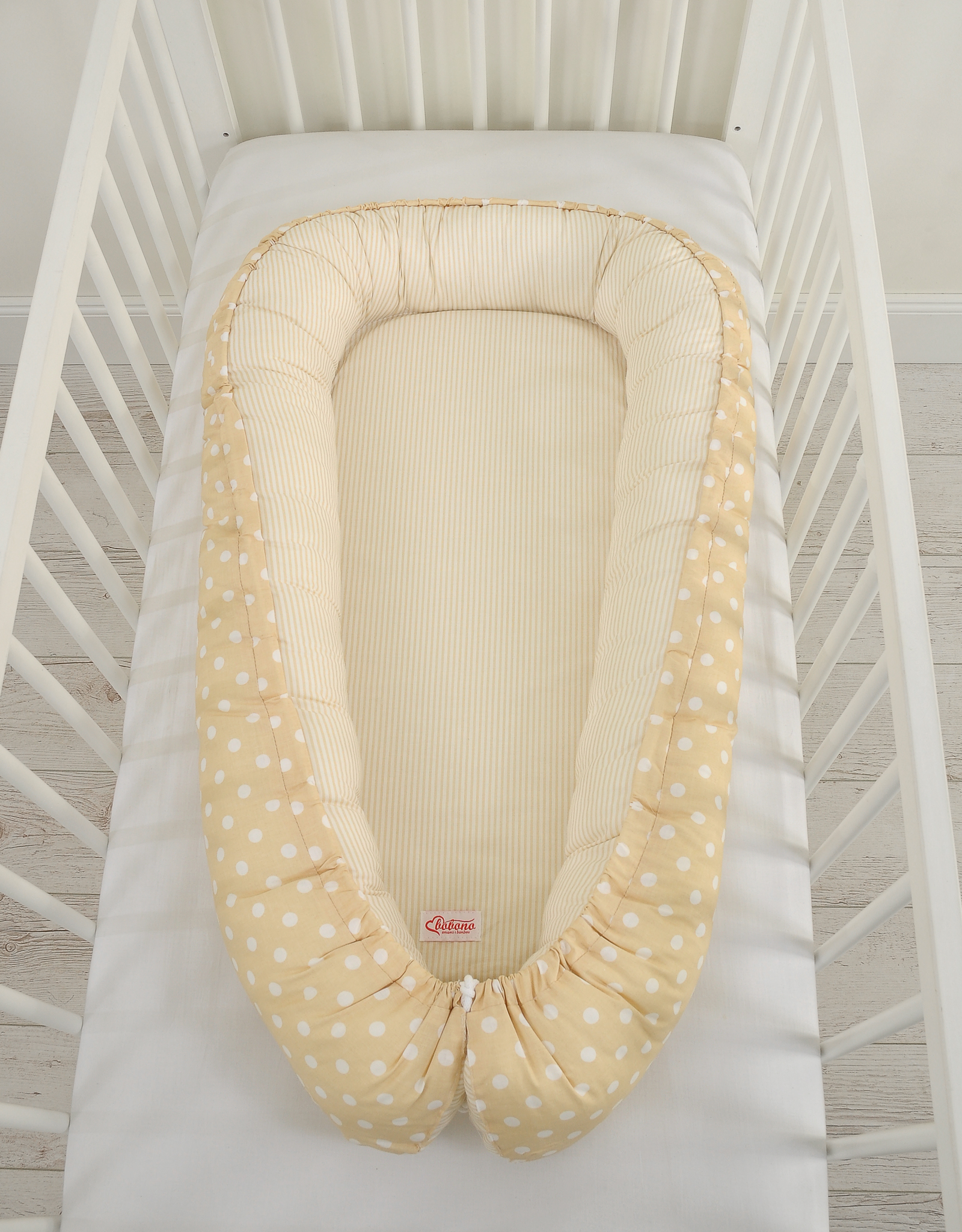 casanino-babynestje-witte-stipjes-op-beige-beige-strepen2